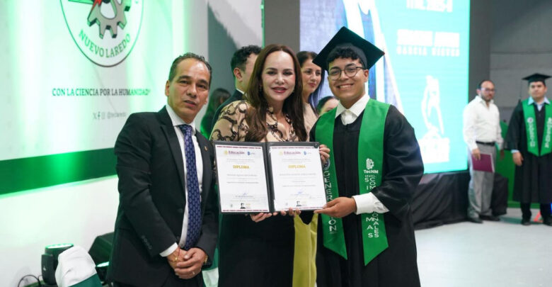 Reitera alcaldesa Carmen Lilia Canturosas compromiso con la juventud y la educación en graduación del Tec de Nuevo Laredo Reitera alcaldesa Carmen Lilia Canturosas compromiso con la juventud y la educación en graduación del Tec de Nuevo Laredo