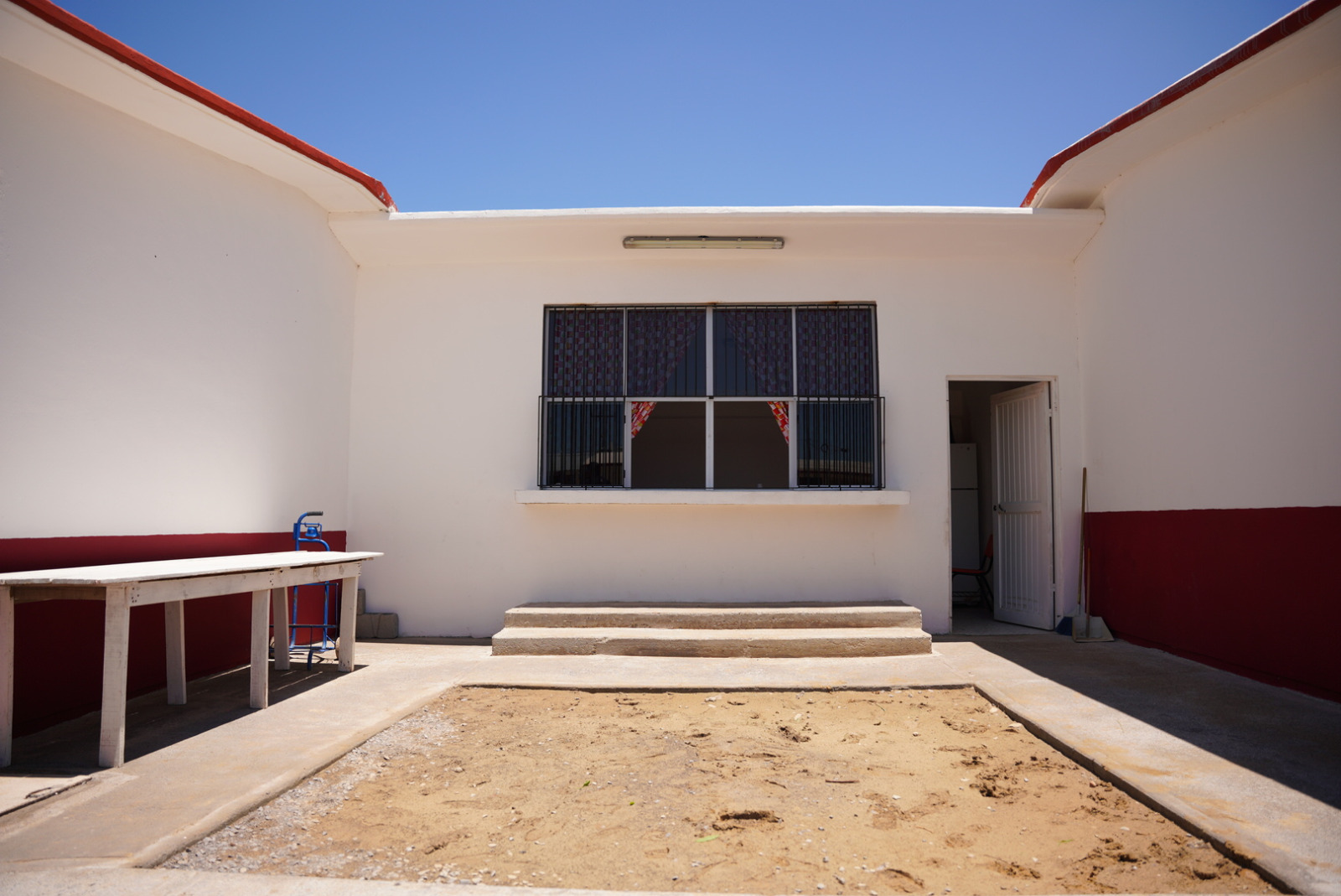La rehabilitación del comedor y la construcción de una cooperativa mejoran los espacios de alimentación y convivencia en el plantel.
