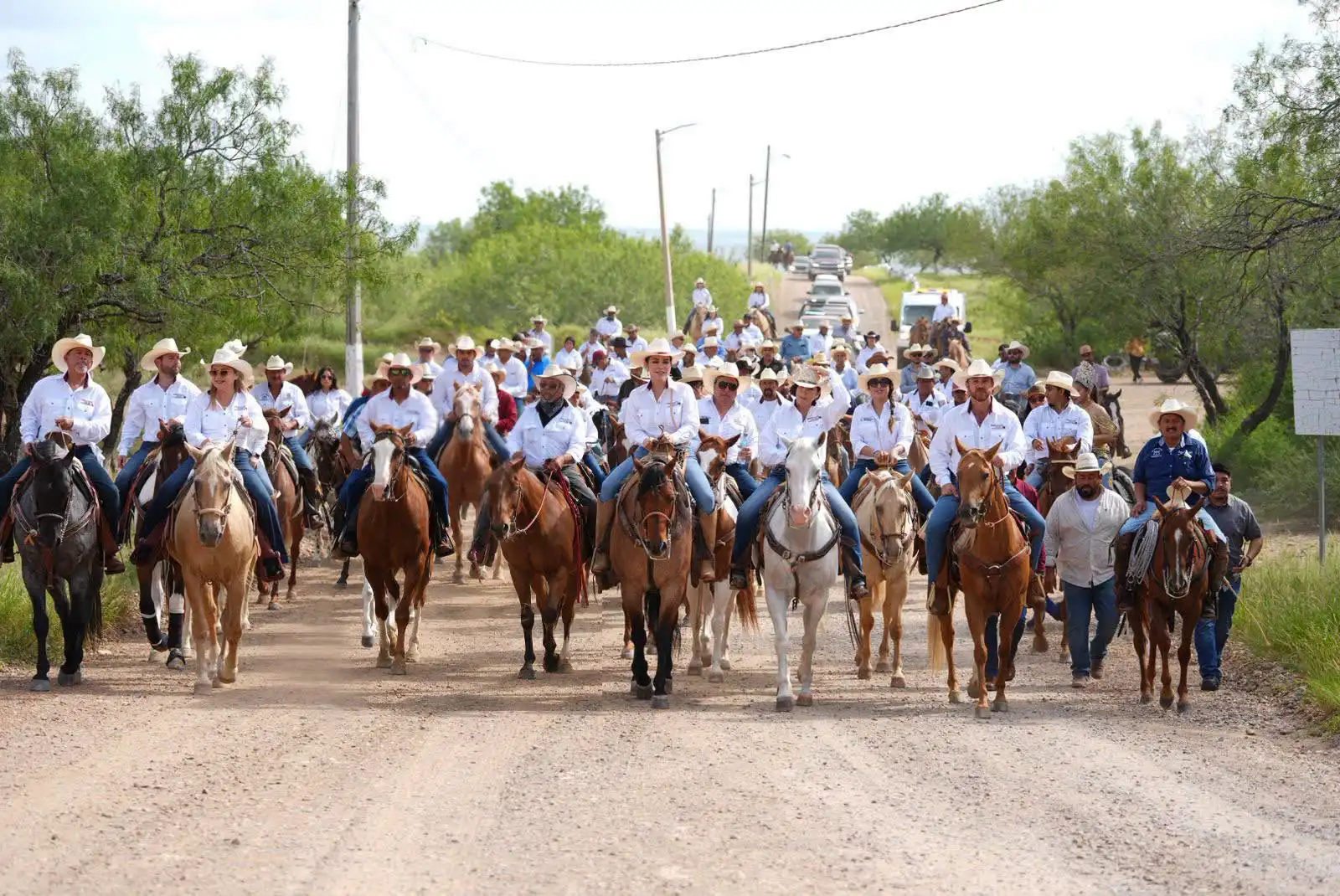 Fortalece Carmen Lilia Canturosas lazos de hermandad con Nueva Ciudad Guerrero; se une a tradicional Cabalgata de San Juan