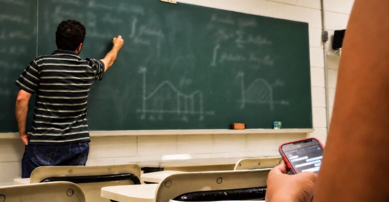 Senado avanza con regulación de celulares en escuelas de todo el país Senado avanza con regulación de celulares en escuelas de todo el país